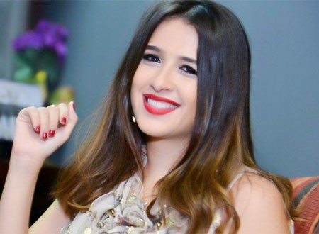 ياسمين عبدالعزيز تحتفل ببدء تصوير مسلسلها الجديد.. وتعزز أنباء ارتباطها بتعليق.. صور