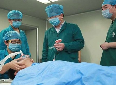 صورة طريفة لجراح داخل غرفة العمليات