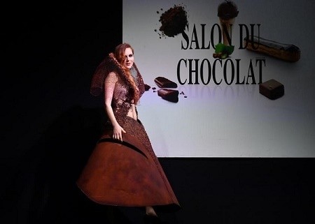 ملابس من الشيوكولاتة في عرض أزياء ببلجيكا.. صور وفيديو