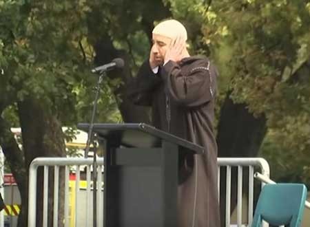 تعرف على الشاب العربي الذي رفع آذان الجمعة أمام رئيسة وزراء نيوزيلندا والحشد الشعبي 