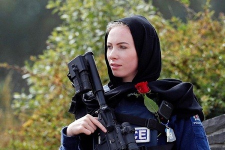 بوردة حمراء وحجاب.. شرطية نيوزيلندية تخطف الأنظار بجمالها.. شاهد