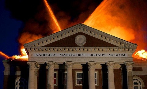 لحظة اندلاع حريق بمتحف مخطوطات نادرة بأمريكا.. صور وفيديو