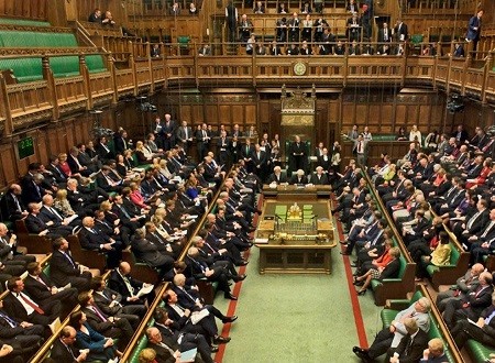 عراة يثيرون ضجة في البرلمان البريطاني.. صور