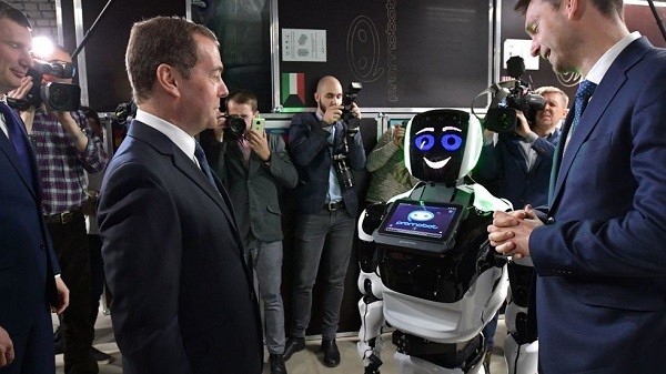 روبوت ذكي يفاجئ رئيس الوزراء الروسي ديميتري مدفيديف.. صور