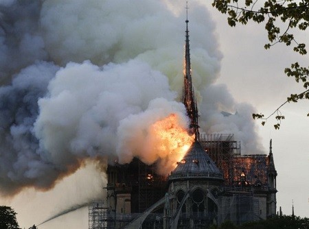 بالصور.. تعرف على مصير كنوز كاتدرائية نوتردام بعد اندلاع الحريق
