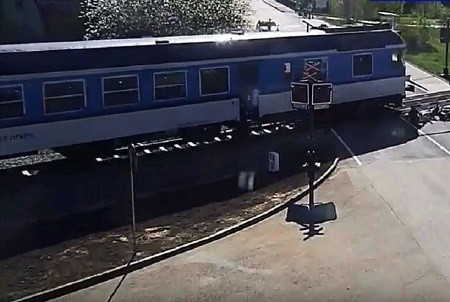 التشيك.. مسن ينجو من حادث قطار بأعجوبة.. فيديو