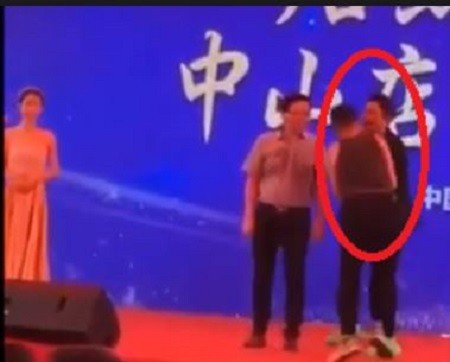 لحظة تعرض ممثل صيني لمحاولة قتل على المسرح.. فيديو