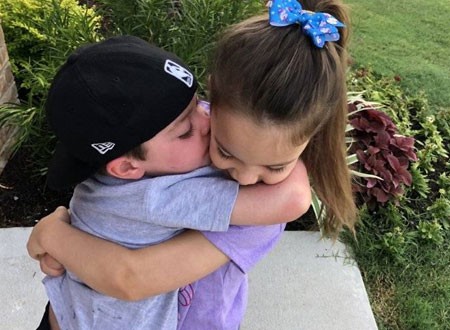 صورة مؤثرة لطفلة مع شقيقها المصاب بالسرطان تُشعل مواقع التواصل