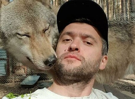 رجل أعمال روسي يعيش مع الذئاب.. صور