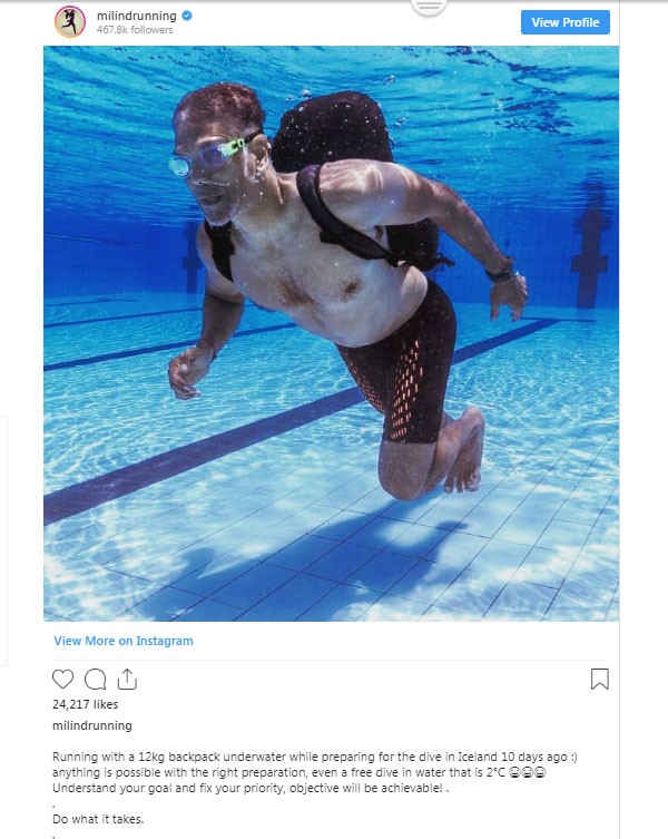 بلا أكسجين.. ميلند سومان يركض تحت الماء وهو يحمل حقيبة 12 كجم