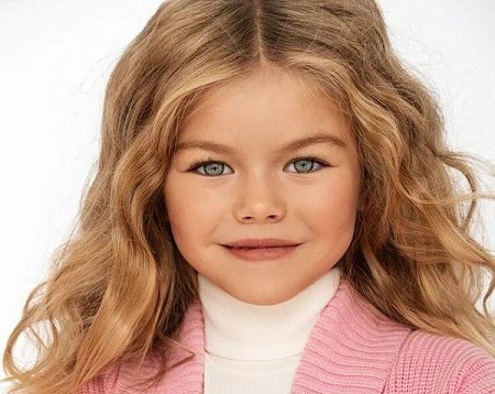 الروسية ألينا تنال لقب أجمل طفلة في العالم.. صور