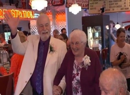 حبيبان افترقا لمدة 63 عاما ثم التقيا وتزوجا