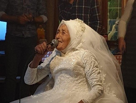لديها 28 حفيدا.. مسنة تركية ترتدي فستان الزفاف في عمر الـ 85.. صور