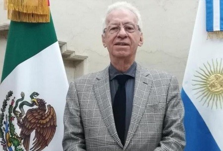 استقالة سفير مكسيكي لسرقته كتاب ثمنه 10 دولارات.. صور وفيديو