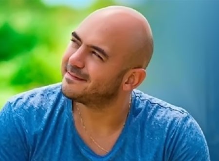 محمود العسيلي &laquo;بايت في الأوضة التانية&raquo; في شهر العسل.. شاهد