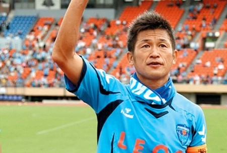 عمره 52 عاما.. كازويوشي ميورا يجدد عقده مع فريقه الياباني