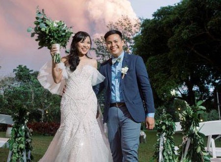 زوجان يحتفلان بزفافهما تحت دخان بركان الفلبين.. صور