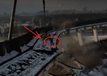 انهيار سقف مجمع رياضي في روسيا.. فيديو يحبس الأنفاس.. فيديو