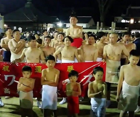 رغم تهديدات فيروس كورونا.. أطفال يابانيون يشاركون في مهرجان للعراة