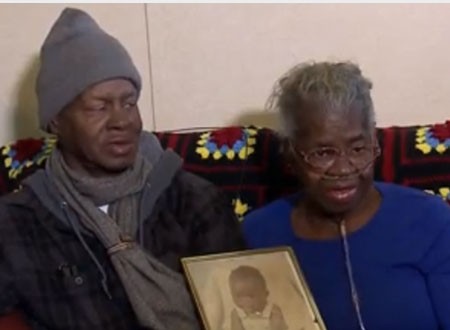 لحظات مؤثرة لأم تلتقي ابنها بعد 55 عامًا على اختطافه.. فيديو