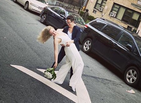 أمريكيتان تتحديان كورونا بزواجهما في الشارع.. صور وفيديو