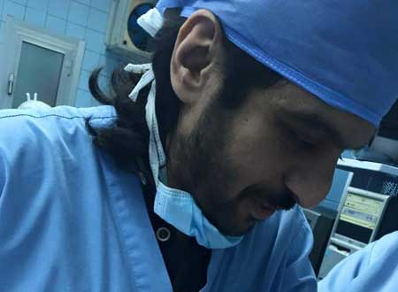 بهاء سلطان يشارك زوجته لحظة ولادة توأمهما في غرفة العمليات.. شاهد 