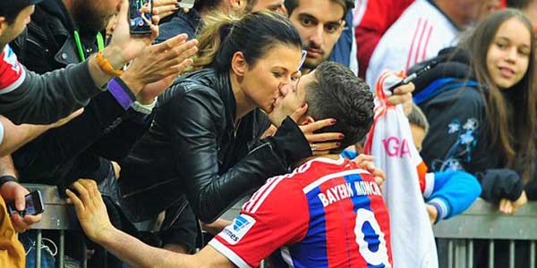 قبلة حارة من ليفاندوفيسكي لزوجته وسط الملعب.. صورة