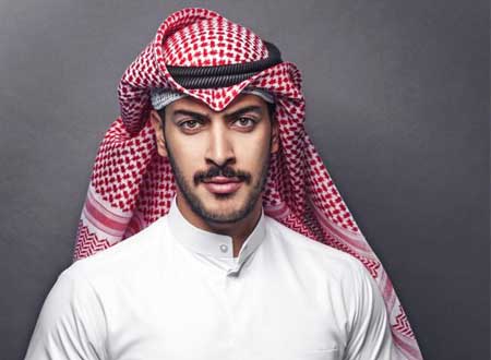 الفنان الكويتي عيسى المرزوق يتناول لحم مطلي بالذهب.. فيديو