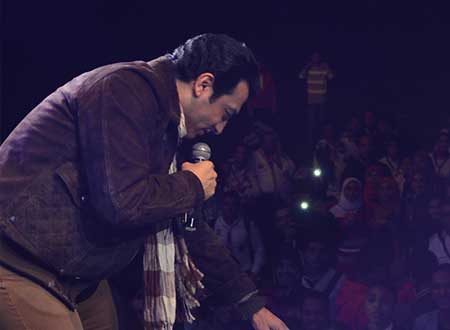 إيهاب توفيق يشعل ملعب الهوكي في مهرجان &laquo;أكبر خريطة بشرية&raquo;.. صور