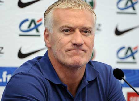 مدرب فرنسا ديدييه ديشامب يتعرض لهجوم نسائي شرس