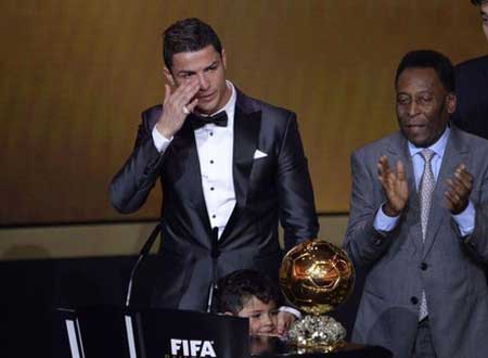 كريستيانو رونالدو يكتسح ميسي ويفوز بلقب أفضل لاعب في العالم 2013