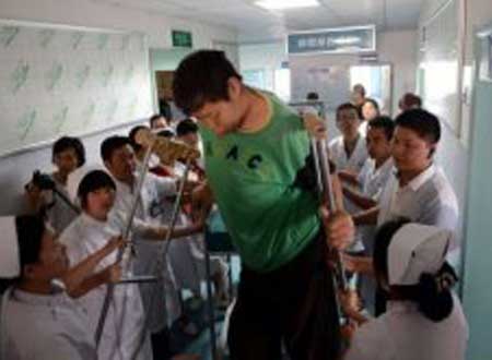 أطول رجل في آسيا يدخل المستشفى