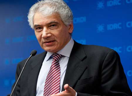 وزير المالية أحمد جلال: «استلفت» مكتبي من أحد العاملين
