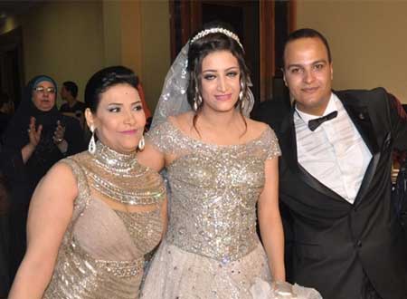 بالصور.. بدرية طلبة تحتفل بزفاف ابنتها وترتدي نفس فستان العروس