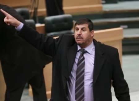 بالفيديو.. النائب يحيى السعود يضرب زميله بالحذاء داخل البرلمان الأردني 