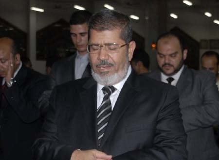 عاصفة من الانتقادات لمحمد مرسي بسبب البرلمان وباراك أوباما يدعوه لزيارة أمريكا