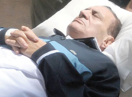 إصابة مبارك بصدمة عصبية واستدعاء أطباء من خارج طرة 