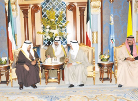 خليفة بن سلمان يعزي الأمير وآل الصباح بوفاة سعود الناصر