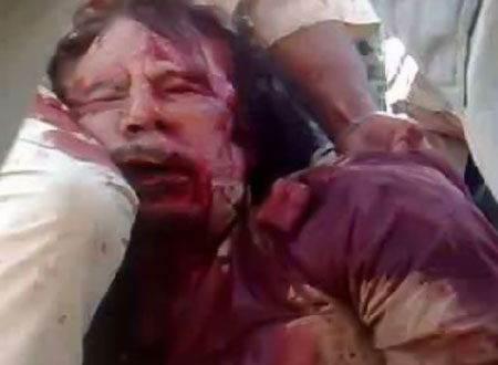 ليبي يعرض دبلة زواج معمر القذافي وقميص مقتله للبيع