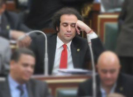 عمرو حمزاوي: &laquo;أنا مش بنام في البرلمان.. أنا مركز في البيان&raquo;