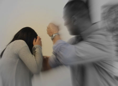 مصري يستأجر بلطجية لاغتصاب زوجته أمام عينيه
