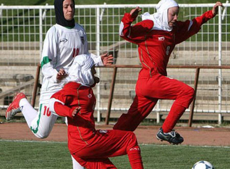 الفيفا يسمح للاعبات المسلمات بارتداء الحجاب 