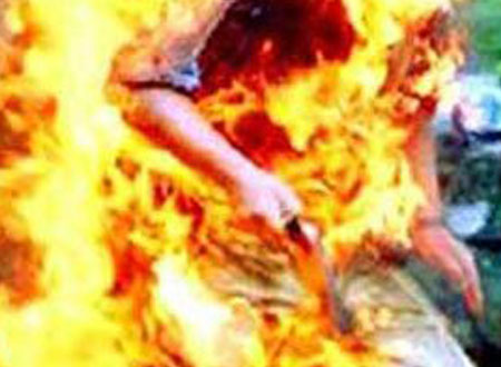 شاب يشعل النيران بنفسه بميدان العتبة  
