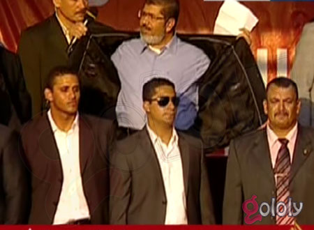 قائد الحرس الجمهوري السابق: محمد مرسي كان يرتدي قميص واقِ من الرصاص في التحرير