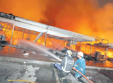 بالفيديو.. حريق في سوق شعبي في البحرين