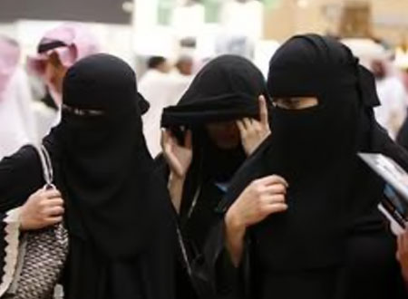 سعودية وابنتاها يخلعن العباءات ويبصقن على رجال هيئة الأمر  
