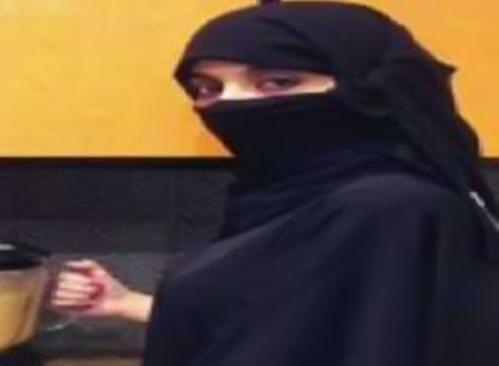 موظفة سعودية تعرض على شاب الزواج منها ومن زميلتها 