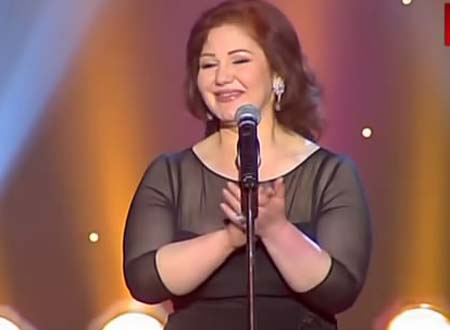 ميادة الحناوي تسقط على المسرح في حفلها بتونس.. فيديو