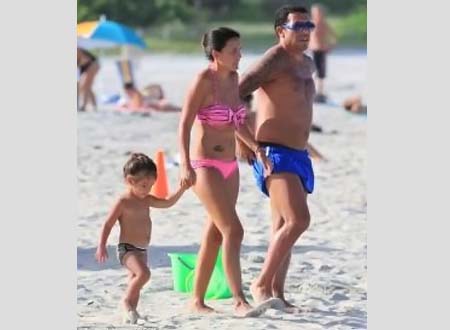 بالصور.. كارلوس تيفيز مع عائلته على شواطئ ميامي