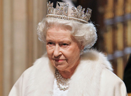 اتهام الملكة إليزابيث الثانية بتعطيل مرافق الدولة